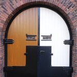 Halverwege de kleurenrestauratie in 2017.
<br/>
www.dekerkonderdendam.nl, 2017
